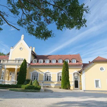 Rosenberg Kuria Bed and Breakfast Taplanszentkereszt Exteriör bild