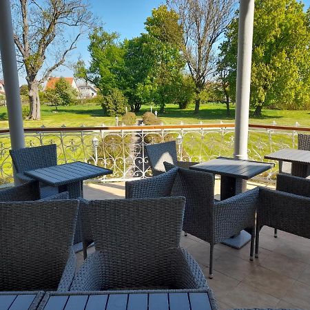 Rosenberg Kuria Bed and Breakfast Taplanszentkereszt Exteriör bild