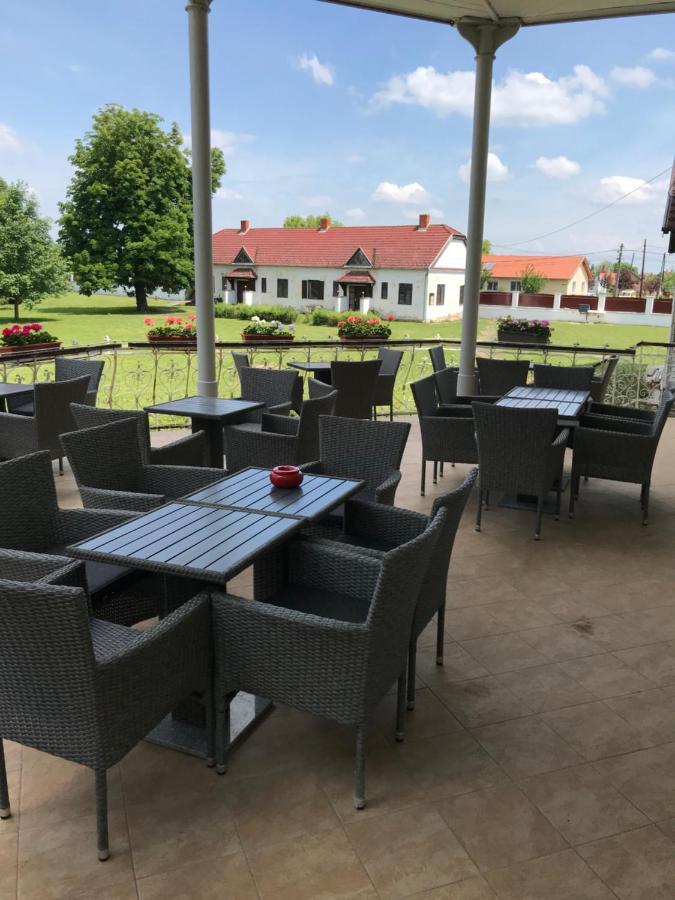 Rosenberg Kuria Bed and Breakfast Taplanszentkereszt Exteriör bild