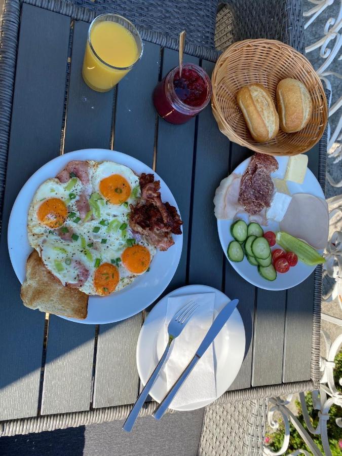 Rosenberg Kuria Bed and Breakfast Taplanszentkereszt Exteriör bild