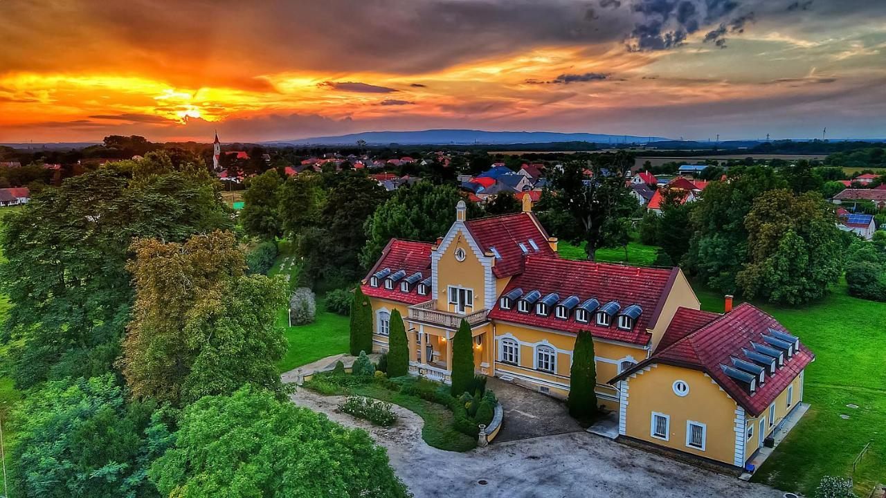 Rosenberg Kuria Bed and Breakfast Taplanszentkereszt Exteriör bild