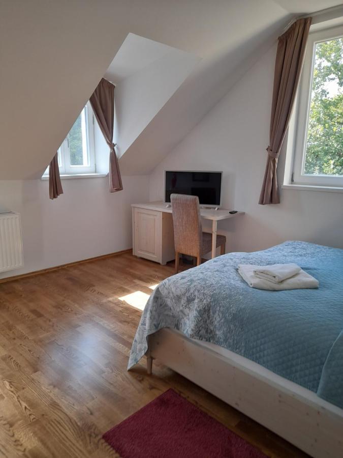Rosenberg Kuria Bed and Breakfast Taplanszentkereszt Exteriör bild